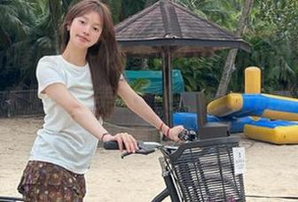 Feilin嗲囡囡 – 小蛮妖Yummy的吊带写真：从未见过的美图图包，带你走进她的梦境！
