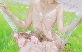 GIRLT果团网 – 走进周妍希的最新图集，感受海边的浪漫与宁静