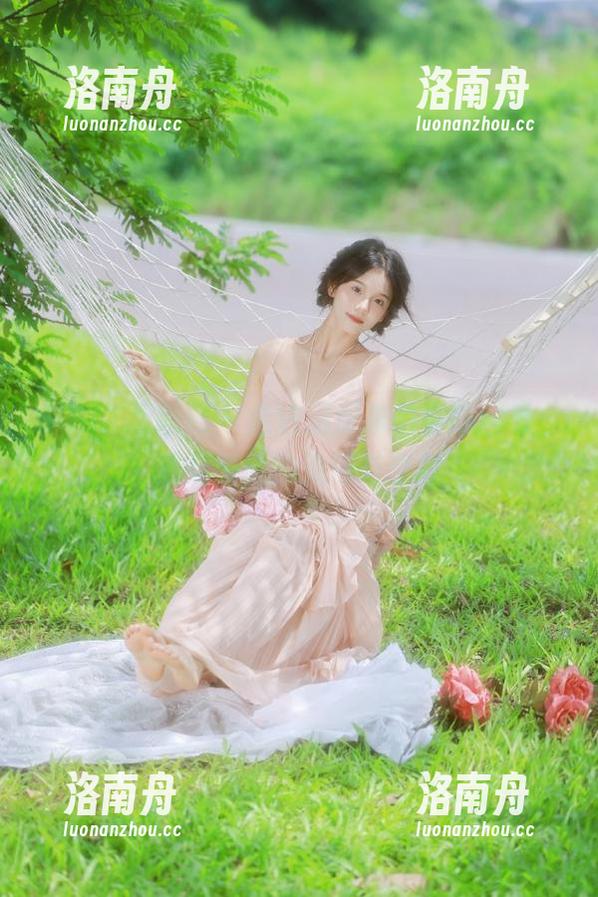 GIRLT果团网 - 走进周妍希的最新图集，感受海边的浪漫与宁静