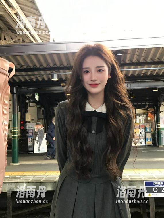 GIRLT果团网 当温柔小娇妻走进果团网,写真作品的每一张图片都让你忍不住想一探究竟!