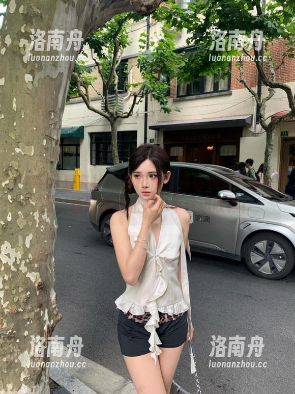 IMiss爱蜜社-格格污巫 IMiss爱蜜社 - 格格污巫带你领略白丝美图,精选作品让人忍不住想收藏!