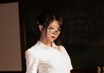 走进蓝色妖姬的世界：观看Leah梓未精美写真，享受无与伦比的视觉盛宴
