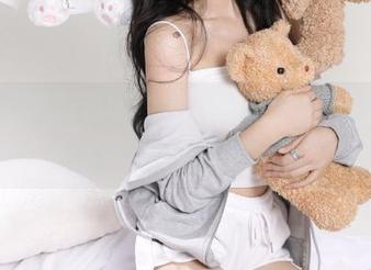 捕捉清纯萝莉的瞬间，喵糖映画分享课后日光写真中的纯真魅力