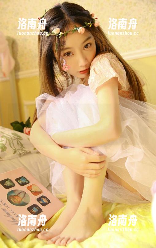 MiiTao蜜桃社-缇娜美Tinami MiiTao蜜桃社 - 缇娜美Tinami高清网袜写真原图,展现当代时尚与自信的生动表现