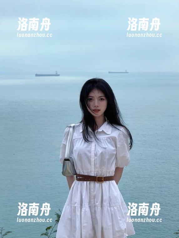 QingDouKe青豆客 - 探索易阳的私房写真：她如何化身梦幻秘书