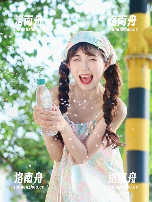 QingDouKe青豆客-黄歆苑chobits QingDouKe青豆客 - 黄歆苑chobits无圣光连衣裙写真中,每一张图片都流露出独特的女性魅力与自信。