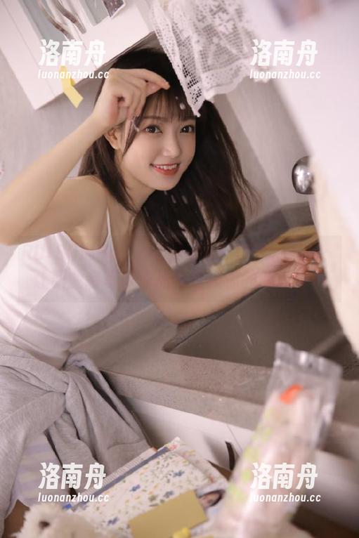 RUISG瑞丝馆 - 潘琳琳ber的职场风范：让职业装写真作品集引领你的时尚潮流