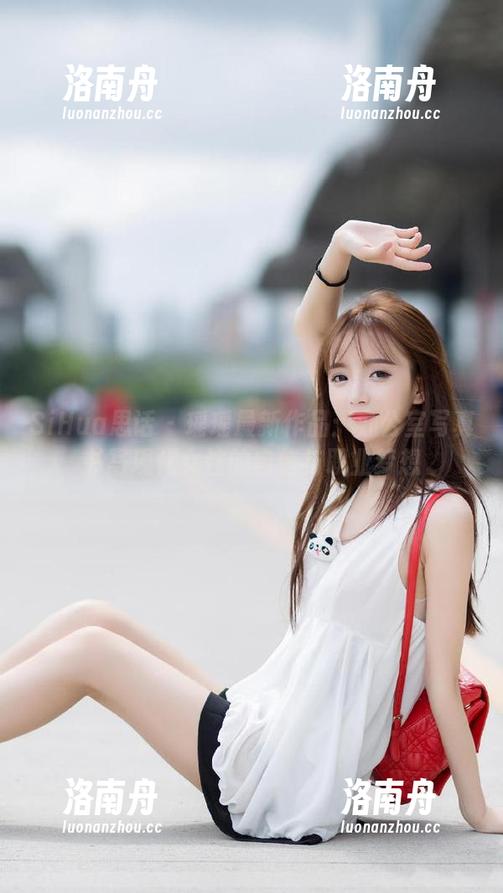 SiHua思话-瑶瑶 SiHua思话 - 瑶瑶最新作品:办公室写真书写现代女性的自信与职业梦想
