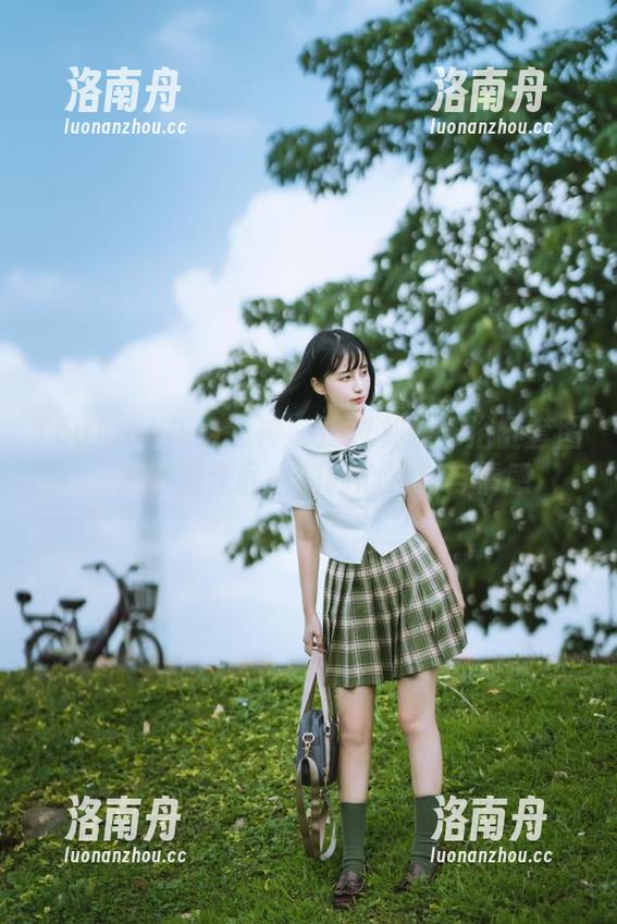 TouTiao头条女神-刘瑾希 TouTiao头条女神 - 透过刘瑾希浴缸套图,探寻她作品中的内心独白与情感