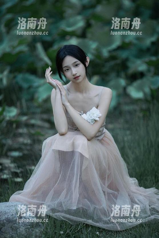 TouTiao头条女神 - 走进古丽苏·阿依木办公室的秘密世界，炫酷图片合集将带你领略不同的风情！