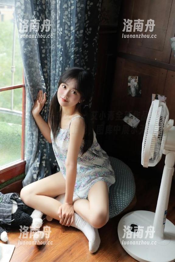 TouTiao头条女神-艾小青 TouTiao头条女神 - 艾小青全新作品‘一百分女孩’最新上线,图库中展示无限风情