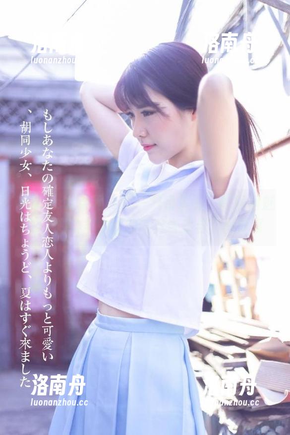UGirls尤果网 - “一只香蕉船”的短裙魅影，温柔与力量的写真合集与套图分享