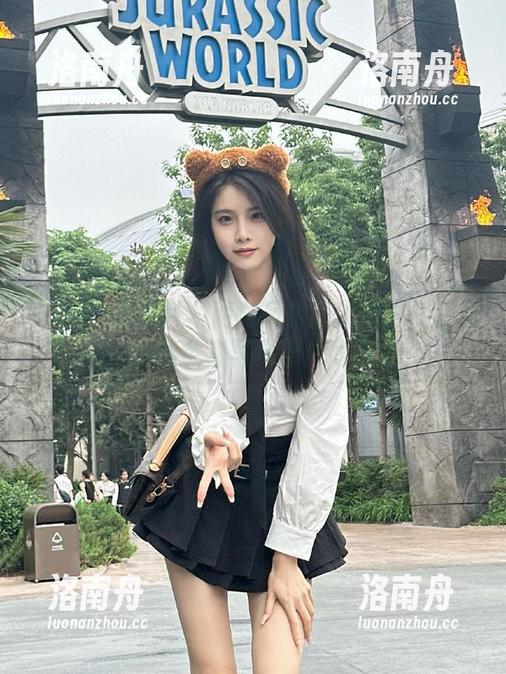 UGirls尤果网-佟蔓 UGirls尤果网 - 两种风格的碰撞:佟蔓裤里丝全套写真图片欣赏