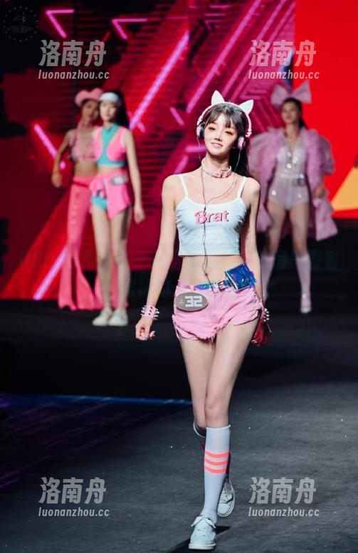 UGirls尤果网-孟狐狸 UGirls尤果网 - 从“孟狐狸”私房美图看棉袜的无穷魅力