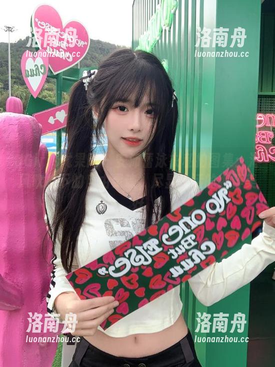 UGirls尤果网 - 安沛蕾泳衣私拍图集：海风吹拂下的自由灵魂，尽显生活的纯粹美好