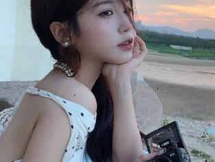 UGirls尤果网 – 探索杨晨晨无圣光吊带写真中的个性与优雅，打破常规的界限