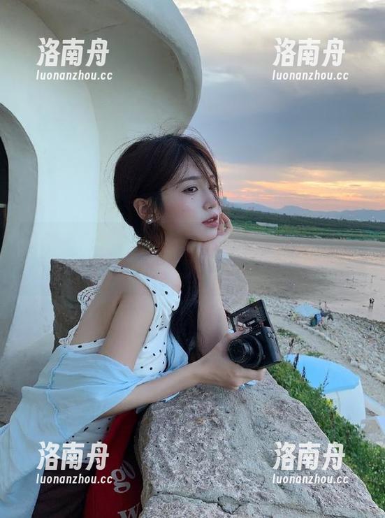UGirls尤果网-杨晨晨 UGirls尤果网 - 探索杨晨晨无圣光吊带写真中的个性与优雅,打破常规的界限