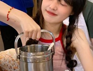 UGirls尤果网 – 艾霓莎白裙写真免费图包，真想知道到底有多少人爱偷懒！