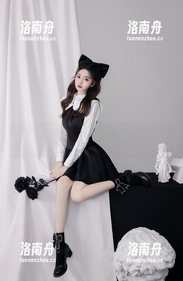 UGirls尤果网-赵伊彤 UGirls尤果网 - 赵伊彤私人定制连衣裙作品,流露独特气质与风格