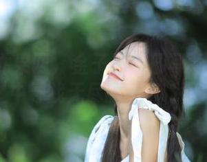 UGirls尤果网 – 金子熙夏日写真：在图库中寻找无尽的美好瞬间