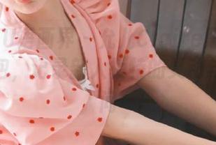 XIAOYU语画界 – 允儿Claire黑丝吊袜作品图包，记录新人模特的灵动与妩媚瞬间
