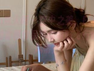 Xiuren秀人网 – 空中之美，Elise谭晓彤空姐的套图作品带你领略飞行的优雅与风情！