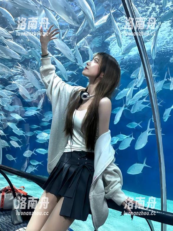 Xiuren秀人网 - 一起探秘Lavinia肉肉的裤里丝福利图包，收获满满的甜蜜与惊喜！