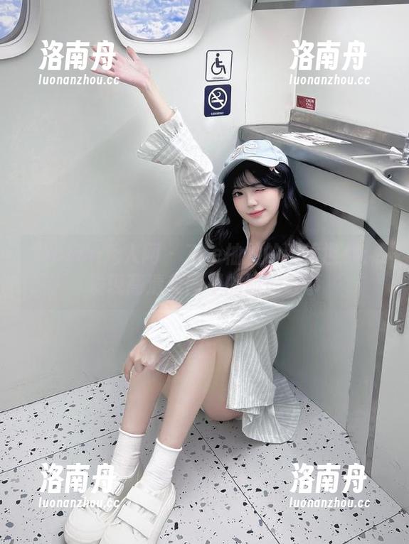Xiuren秀人网-Zoe柚柚 Xiuren秀人网 - Zoe柚柚的眼镜世界:发现高清美图里的时尚故事