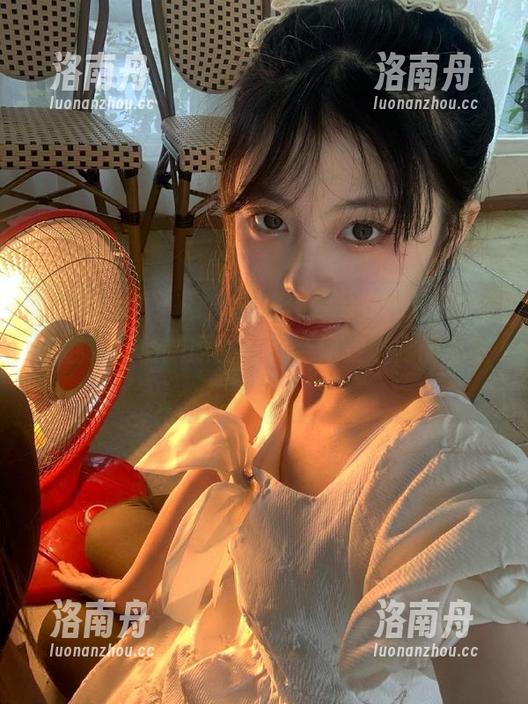 Xiuren秀人网-何梦兮Stacy Xiuren秀人网 - 探秘何梦兮Stacy的居家魅力,最新原图写真带你走进她的私密世界