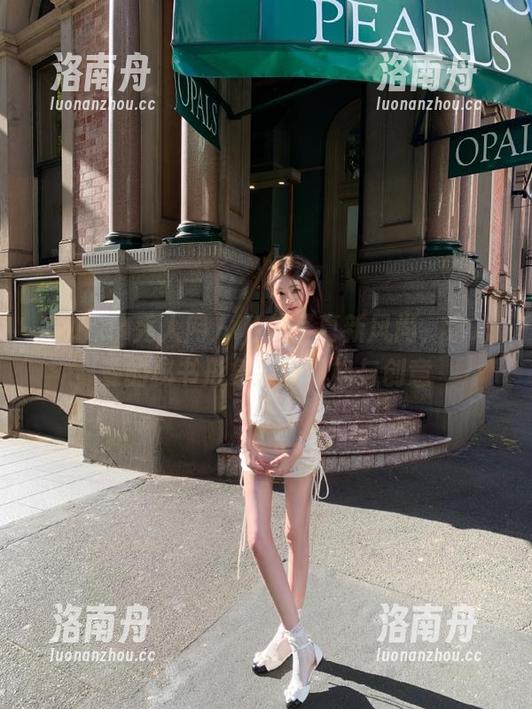 Xiuren秀人网-余心曼 Xiuren秀人网 - 私拍写真新风尚,余心曼的秘书形象别具风格与创意