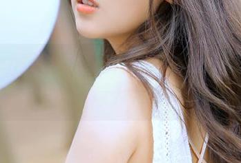 Xiuren秀人网 – 初梦瑶的裸足写真原图，免费下载开启视觉盛宴