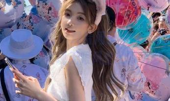 Xiuren秀人网 – 观看周于希sandy泳池内衣私房，展现无限风情的写真艺术！