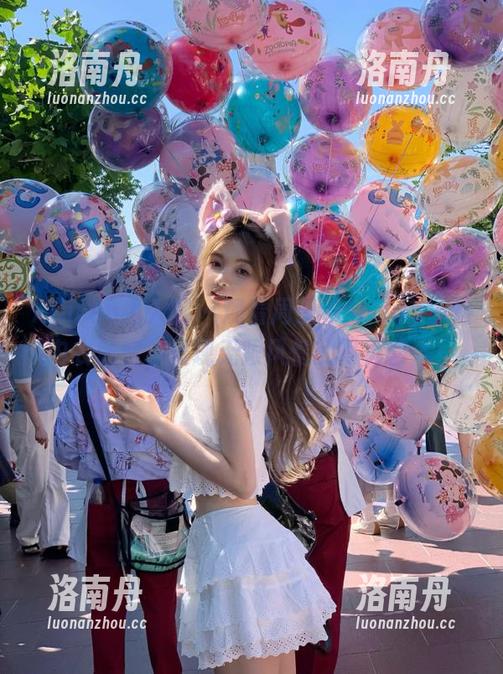 Xiuren秀人网 - 观看周于希sandy泳池内衣私房，展现无限风情的写真艺术！