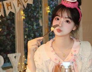 Xiuren秀人网 – 高清夏诗诗Sally红裙艺术套图，探索她个性与风格的无限可能