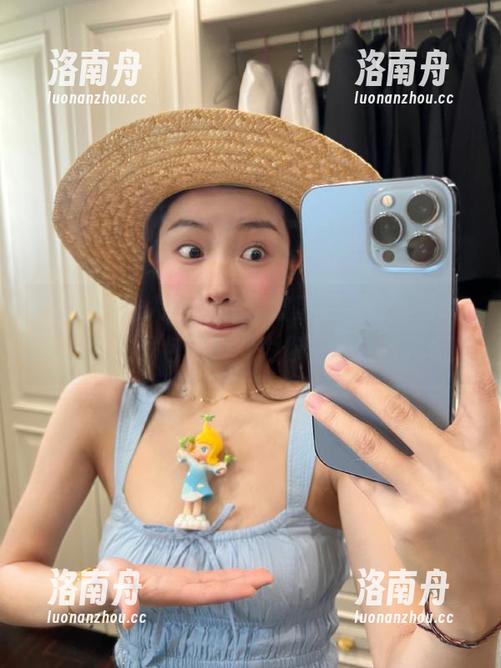 Xiuren秀人网-大橘BBKira Xiuren秀人网 - 在水波荡漾间,大橘BBKira泳池图包更新,为你呈现别样风情!
