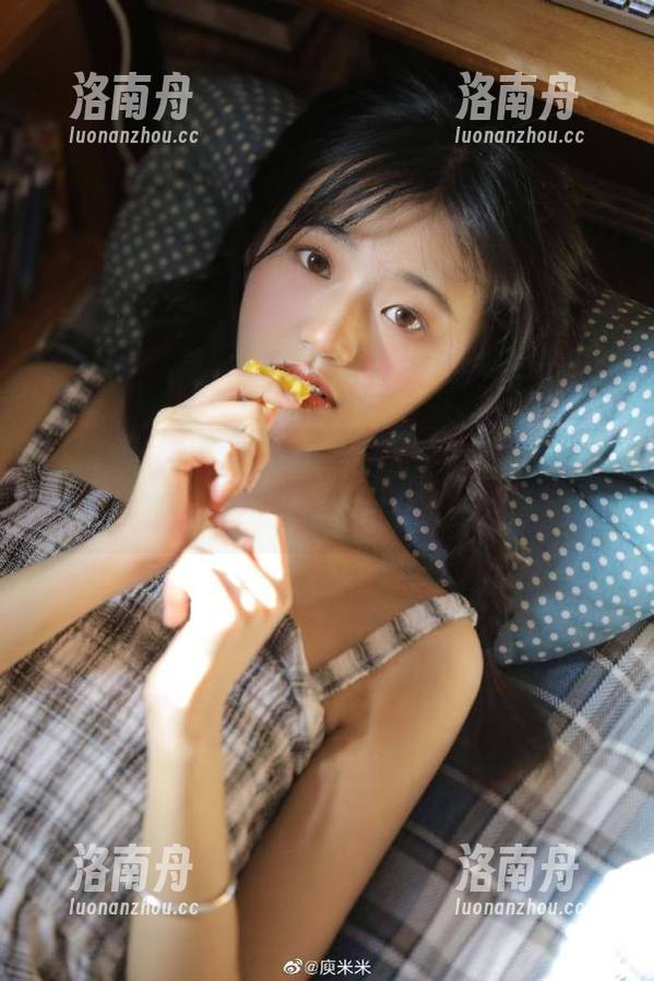 Xiuren秀人网-娜露selena Xiuren秀人网 - 免费下载娜露selena毛衣图包,跟着潮流走出个性风格!