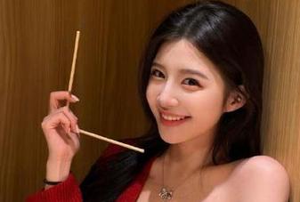 Xiuren秀人网 – 私拍漫游：跟随小嘉敏纵览女仆图集，领略她在镜头下的多样风格与无限创造力