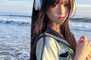 Xiuren秀人网 – 细腻的毛衣纹理在想做你的猫的写真作品中尽显风采，为每一个细节赋予独特的温暖感。
