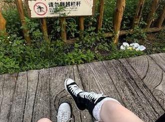 Xiuren秀人网 – 戴允祺红裙写真：无圣光打造自然韵味，沉浸于优雅之中