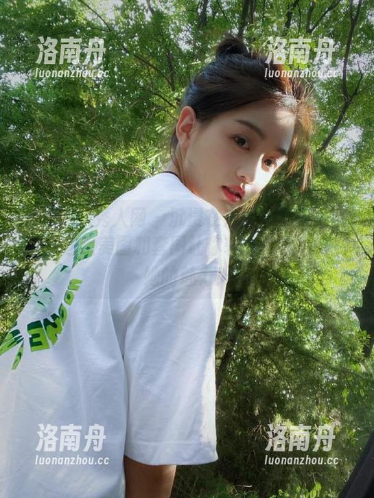Xiuren秀人网-方子萱 Xiuren秀人网 - 沉浸在方子萱的温柔世界,这组美图和套图让你轻轻松松感受到她的魅力!