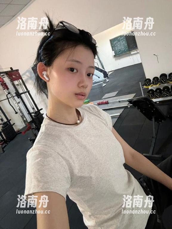 Xiuren秀人网 - 曦宝儿带来的校服写真分享，呈现青春活力与个性之美，祝你重燃心中梦想