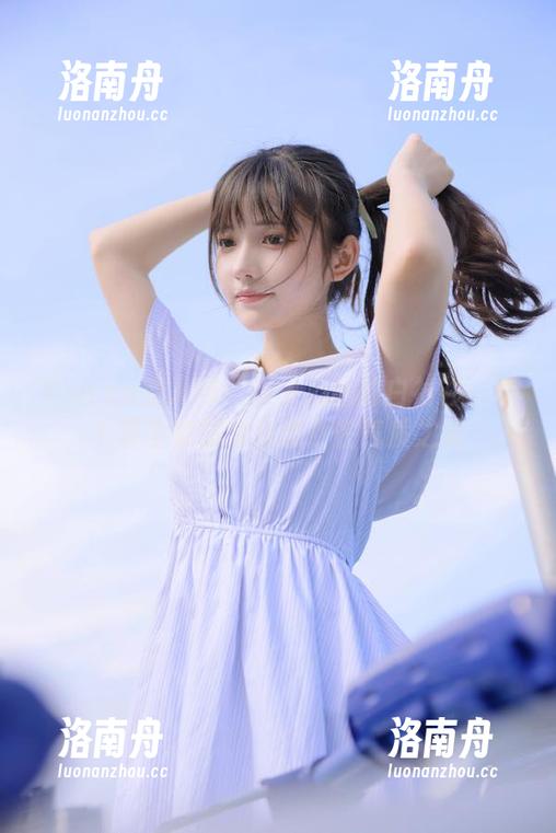 Xiuren秀人网-李七喜 Xiuren秀人网 - 撩人心弦的白衬衫:李七喜全套图集呈现女性气质之美