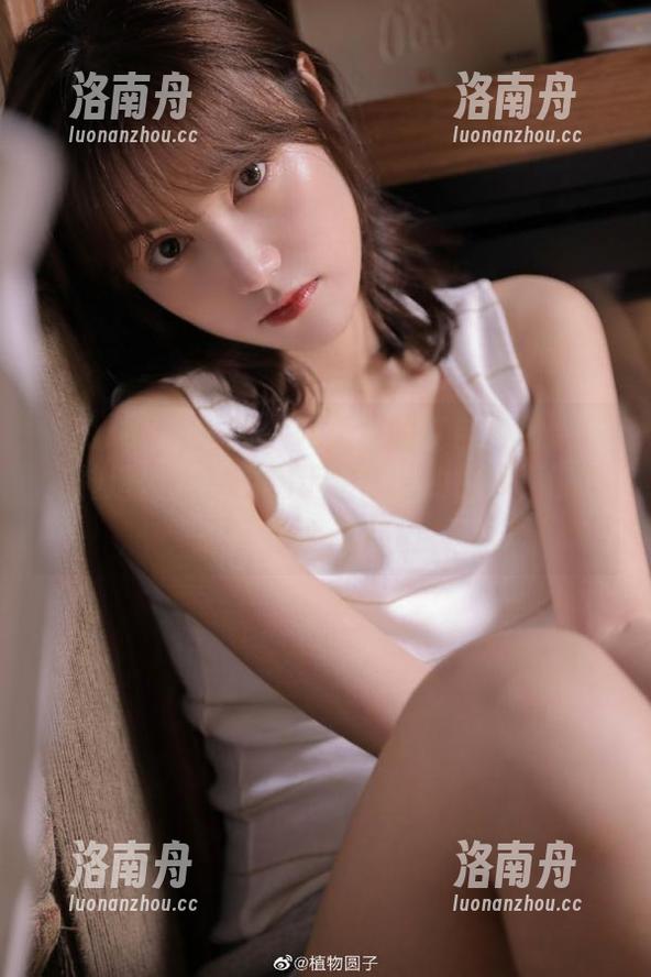 Xiuren秀人网-杨晨晨 Xiuren秀人网 - 杨晨晨的红色吊裙性感女神造型:原图揭示她背后的故事,谁能不心动?