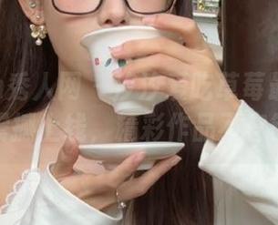 Xiuren秀人网 – 汐汐爱吃草莓最新吊带图包震撼上线，精彩作品不容错过！