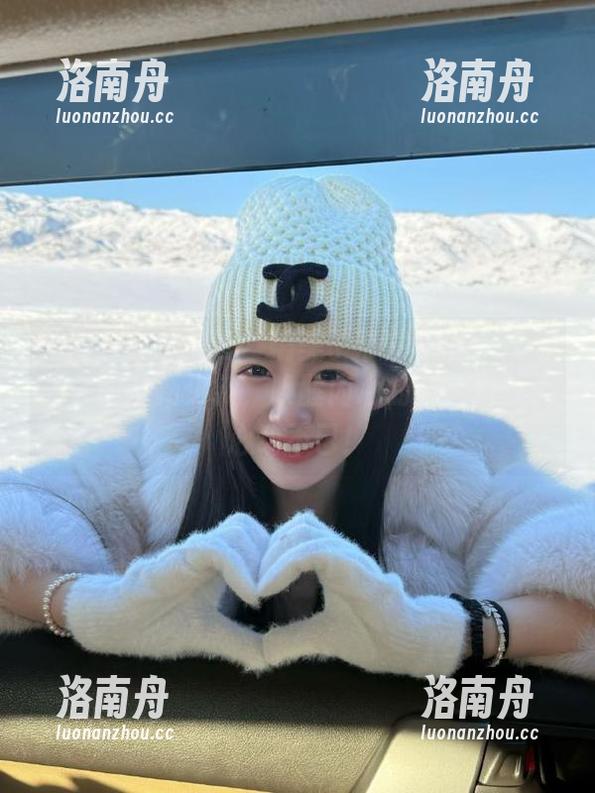 Xiuren秀人网-糯美子 Xiuren秀人网 - 糯美子带来的清纯双马尾套图全新更新,唤醒内心的甜美幻想,心动不已!