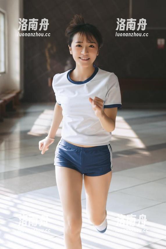 Xiuren秀人网-糯美子nini Xiuren秀人网 - 糯美子nini护士写真作品集:在墨色背景下绽放的白衣天使的魅力