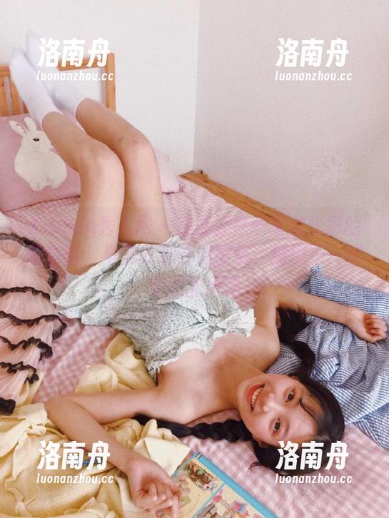 Xiuren秀人网-萌白酱 Xiuren秀人网 - 在办公室中绽放光彩的萌白酱,与你分享特别图集,展现不一样的职业风采