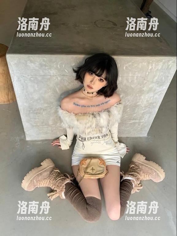 Xiuren秀人网-萝莉悠悠酱 Xiuren秀人网 - 职业装系列:萝莉悠悠酱私拍套图展现职业风范