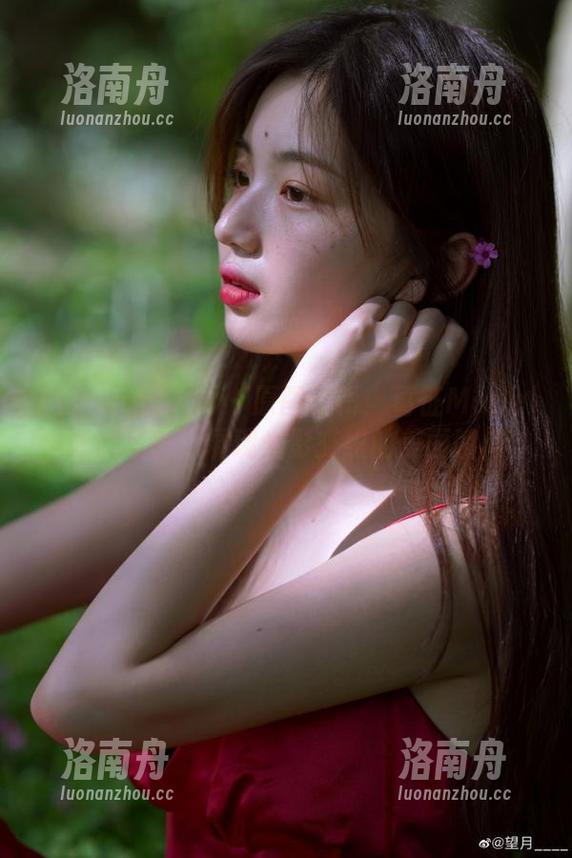 Xiuren秀人网-葛征Model Xiuren秀人网 - 原图特辑:葛征Model泳池写真,展现光影交织的美丽瞬间