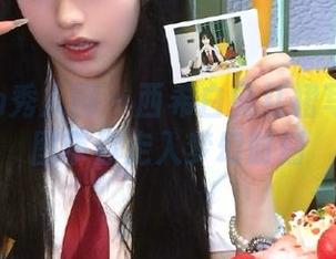 Xiuren秀人网 – 西希白兔红裙写真：美图带你走入梦幻时刻
